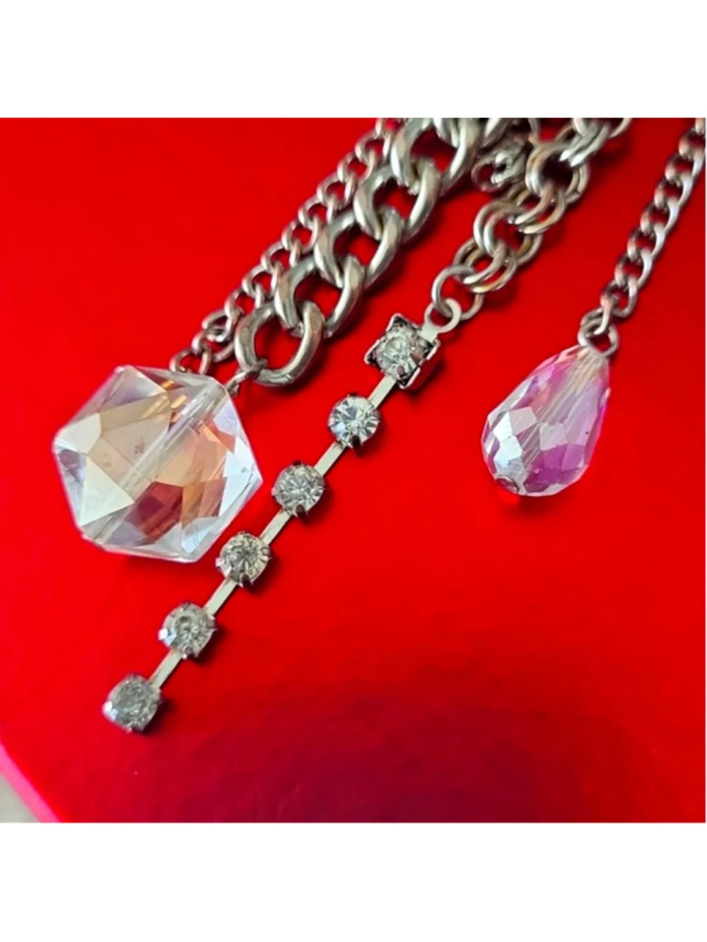 Vintage Chain Necklace with Crystal Pendant – Subtle Elegance